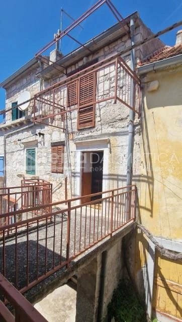 Steinhaus in Prvić – 70 m vom Meer entfernt, Terrasse