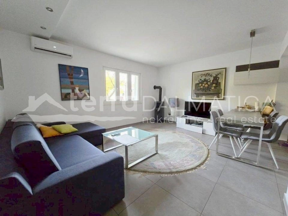 Vodice, Stadtzentrum, gut gepflegtes Haus mit drei geräumigen Apartments