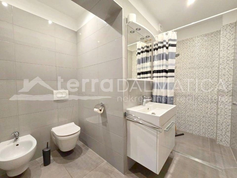 Vodice, Stadtzentrum, gut gepflegtes Haus mit drei geräumigen Apartments