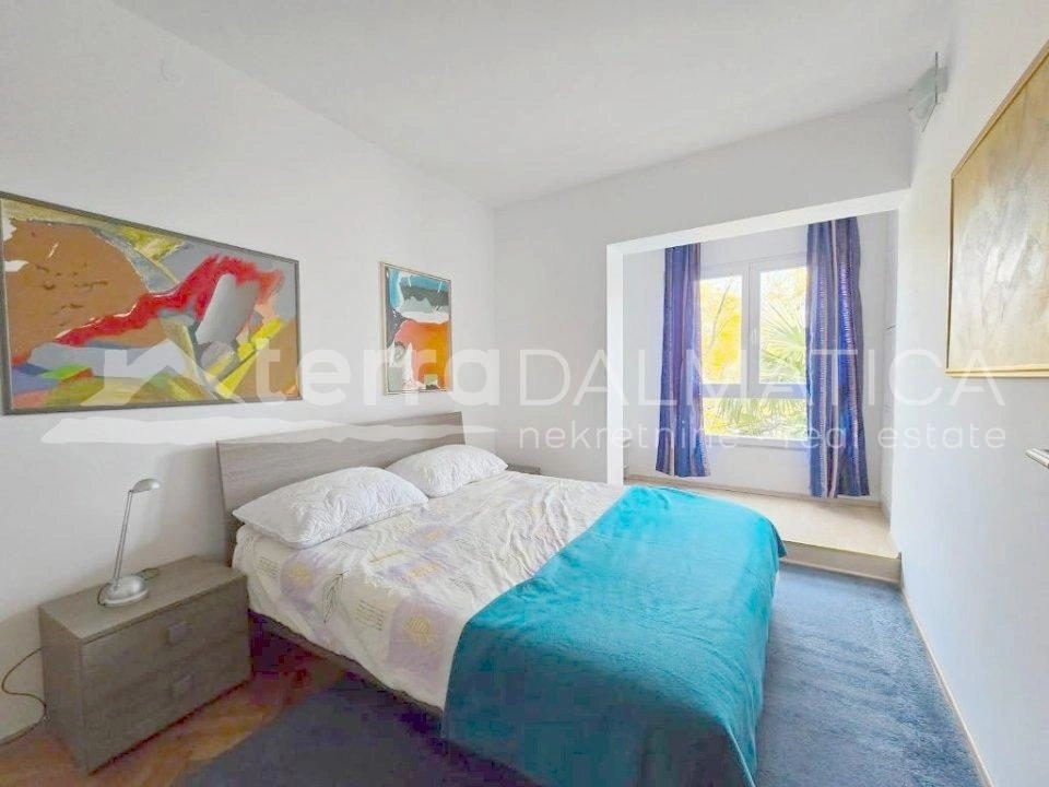 Vodice, Stadtzentrum, gut gepflegtes Haus mit drei geräumigen Apartments