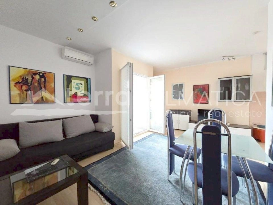 Vodice, Stadtzentrum, gut gepflegtes Haus mit drei geräumigen Apartments