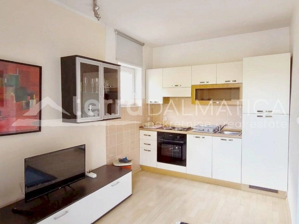 Vodice, Stadtzentrum, gut gepflegtes Haus mit drei geräumigen Apartments