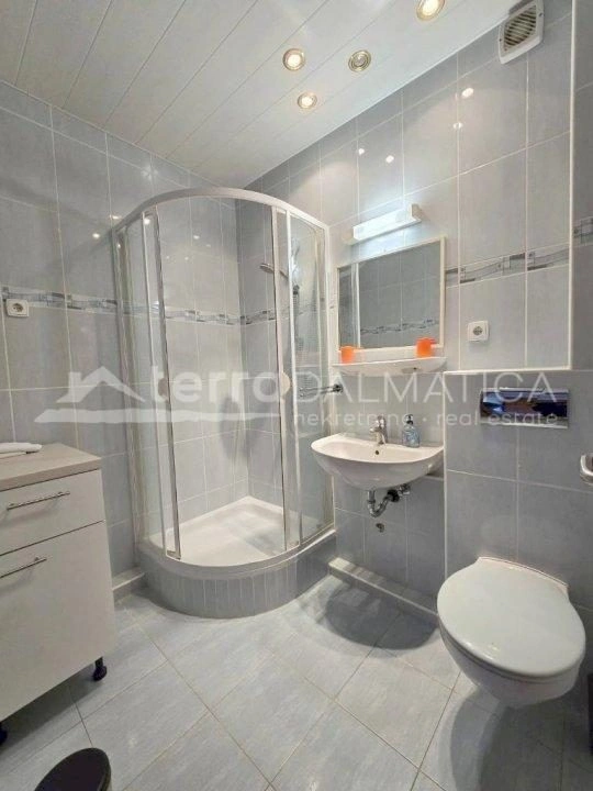 Vodice, Stadtzentrum, gut gepflegtes Haus mit drei geräumigen Apartments