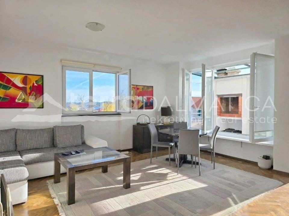 Vodice, Stadtzentrum, gut gepflegtes Haus mit drei geräumigen Apartments