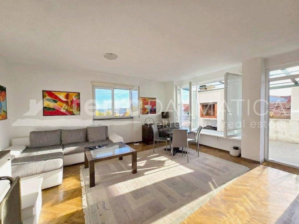 Vodice, Stadtzentrum, gut gepflegtes Haus mit drei geräumigen Apartments