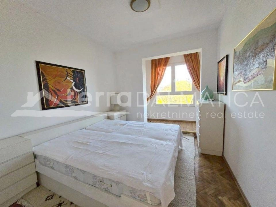 Vodice, Stadtzentrum, gut gepflegtes Haus mit drei geräumigen Apartments