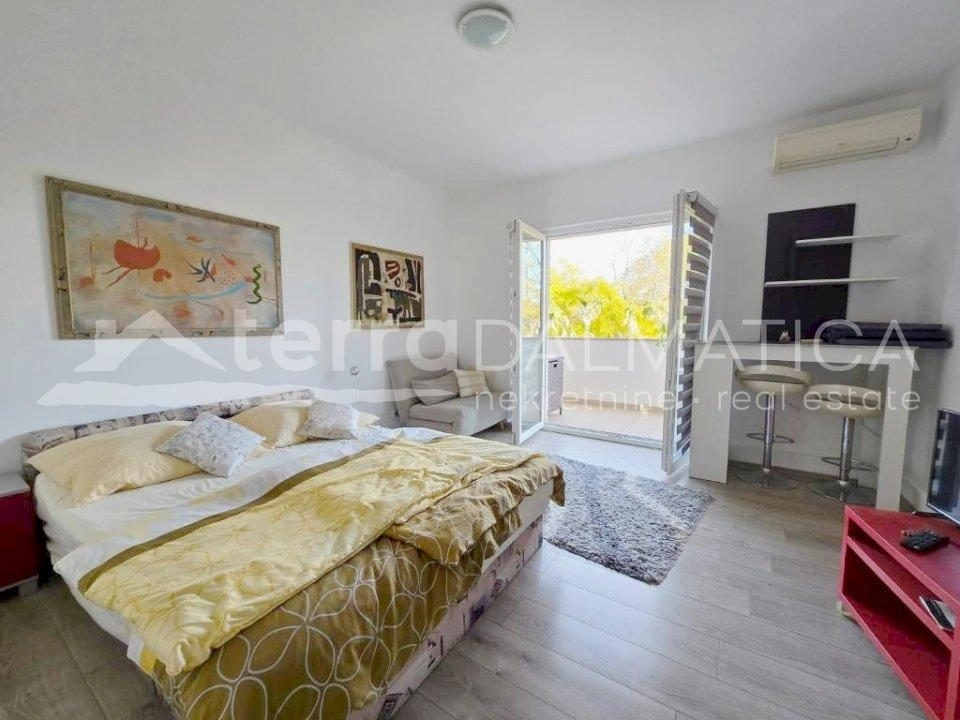 Vodice, Stadtzentrum, gut gepflegtes Haus mit drei geräumigen Apartments