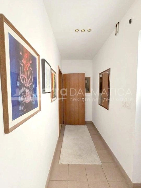 Vodice, Stadtzentrum, gut gepflegtes Haus mit drei geräumigen Apartments