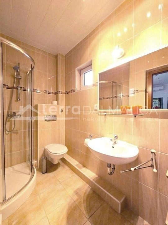 Vodice, Stadtzentrum, gut gepflegtes Haus mit drei geräumigen Apartments