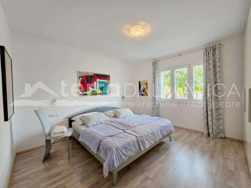 Vodice, Stadtzentrum, gut gepflegtes Haus mit drei geräumigen Apartments