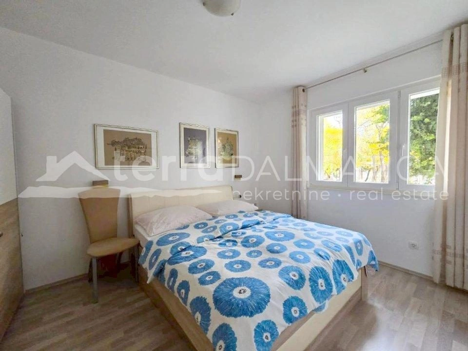 Vodice, Stadtzentrum, gut gepflegtes Haus mit drei geräumigen Apartments