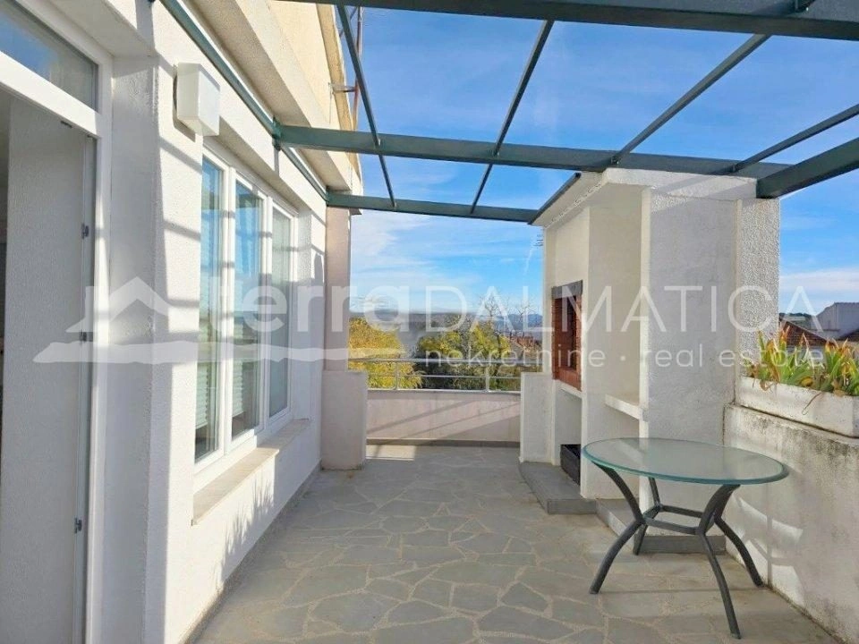 Vodice, Stadtzentrum, gut gepflegtes Haus mit drei geräumigen Apartments