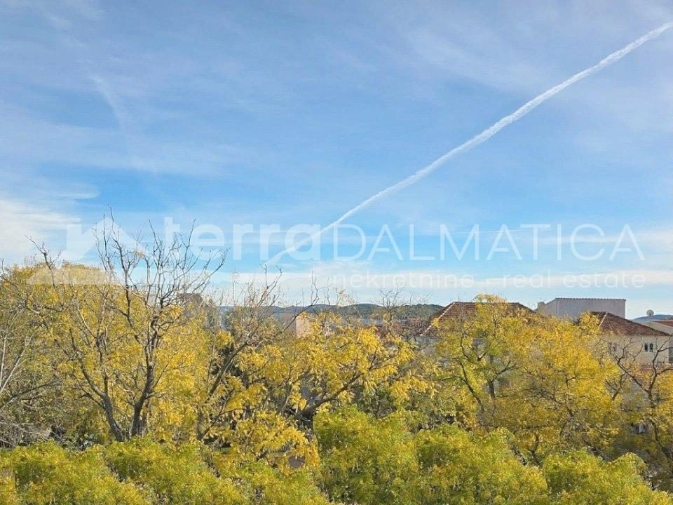 Vodice, Stadtzentrum, gut gepflegtes Haus mit drei geräumigen Apartments