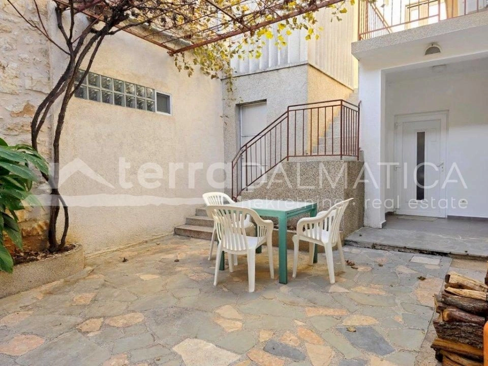 Vodice, Stadtzentrum, gut gepflegtes Haus mit drei geräumigen Apartments