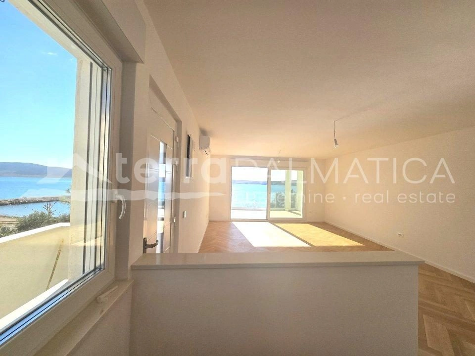 Neubau auf der Insel Pag, erste Reihe zum Meer