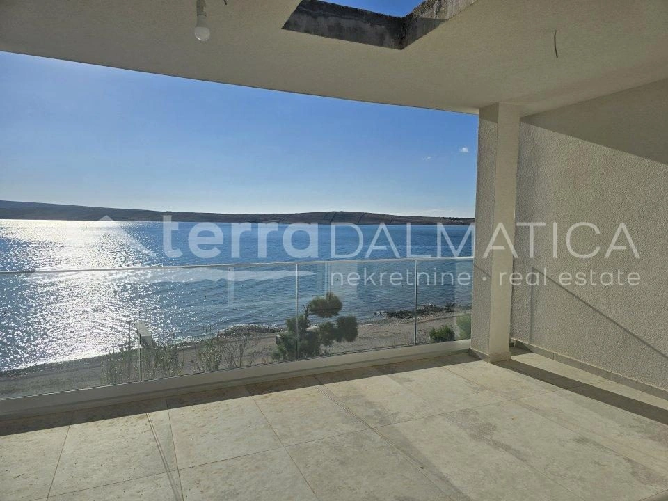 Neubau auf der Insel Pag, erste Reihe zum Meer