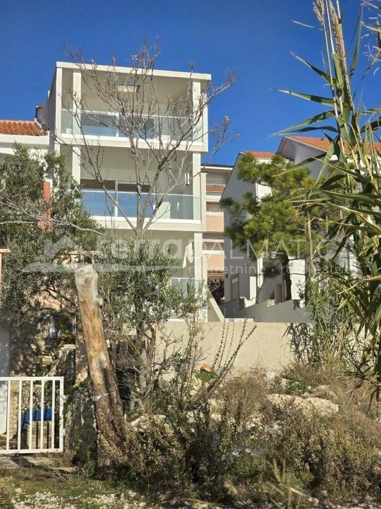 Neubau auf der Insel Pag, erste Reihe zum Meer