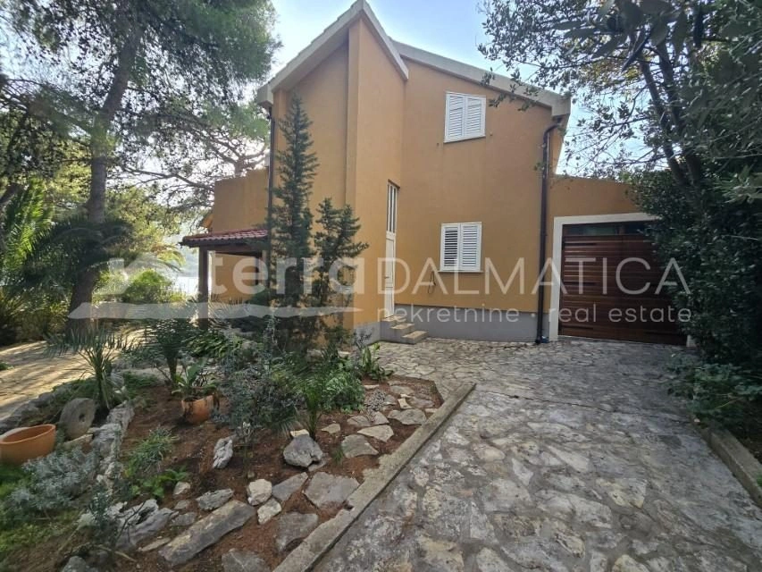 Grebaštica - Einzigartiges Familienhaus in der ersten Reihe zum Meer