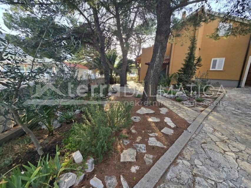 Grebaštica - Einzigartiges Familienhaus in der ersten Reihe zum Meer