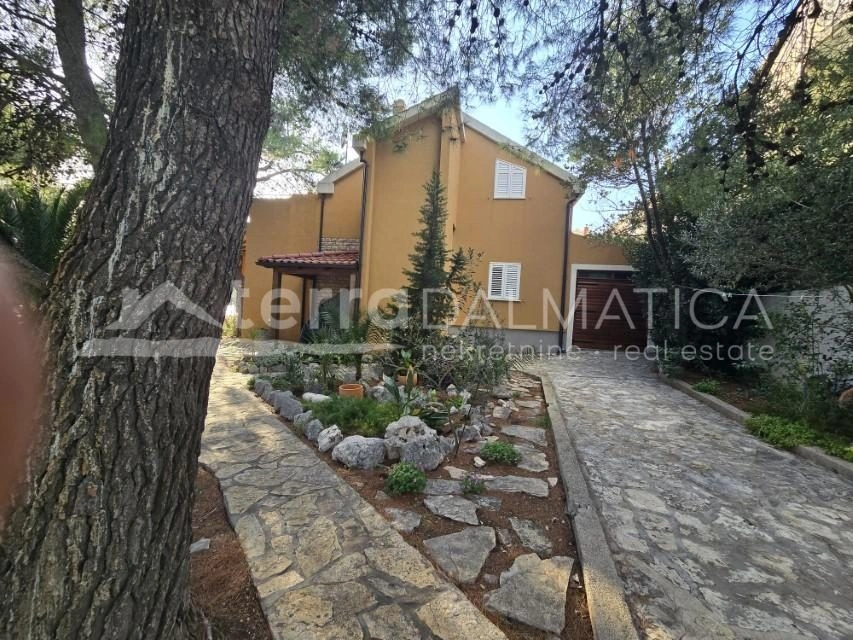 Grebaštica - Einzigartiges Familienhaus in der ersten Reihe zum Meer