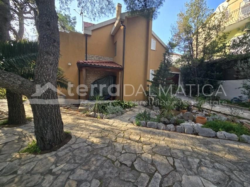 Grebaštica - Einzigartiges Familienhaus in der ersten Reihe zum Meer