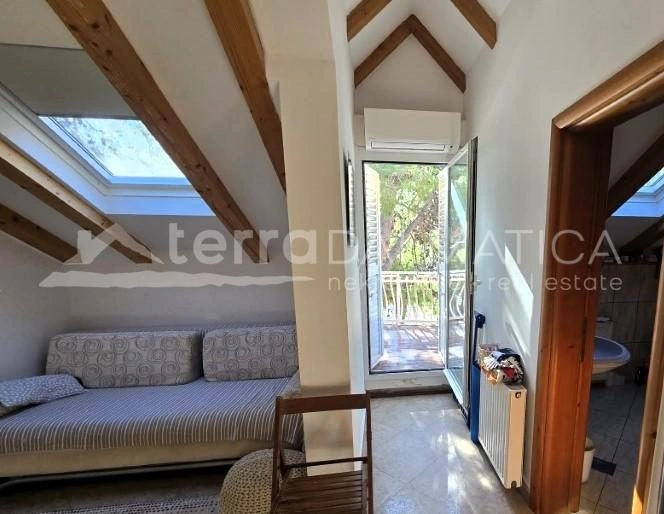 Grebaštica - Einzigartiges Familienhaus in der ersten Reihe zum Meer