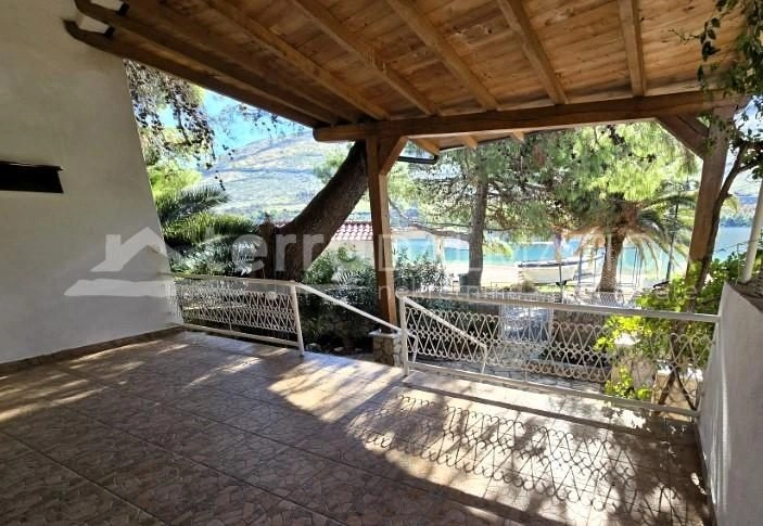 Grebaštica - Einzigartiges Familienhaus in der ersten Reihe zum Meer