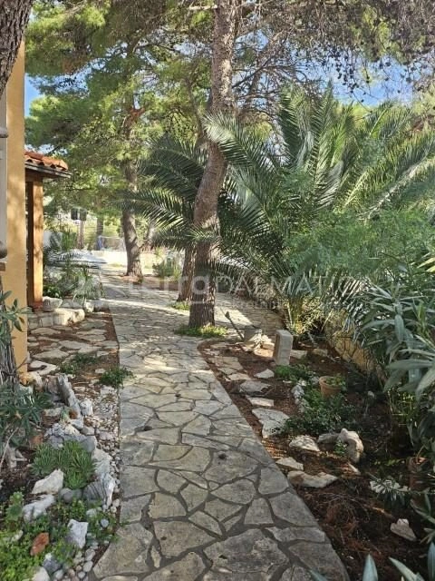 Grebaštica - Einzigartiges Familienhaus in der ersten Reihe zum Meer