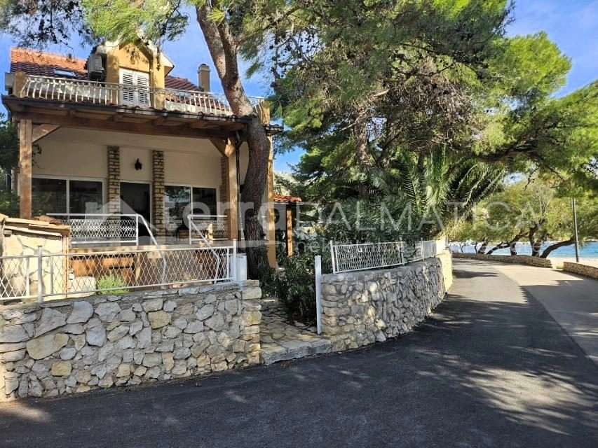 Grebaštica - Einzigartiges Familienhaus in der ersten Reihe zum Meer