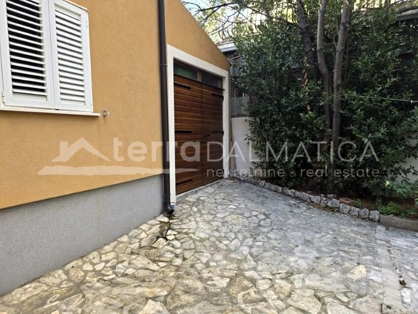 Grebaštica - Einzigartiges Familienhaus in der ersten Reihe zum Meer