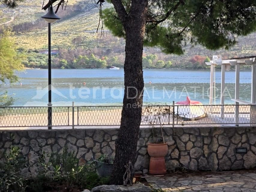 Grebaštica - Einzigartiges Familienhaus in der ersten Reihe zum Meer