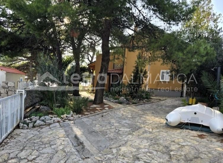 Grebaštica - Einzigartiges Familienhaus in der ersten Reihe zum Meer