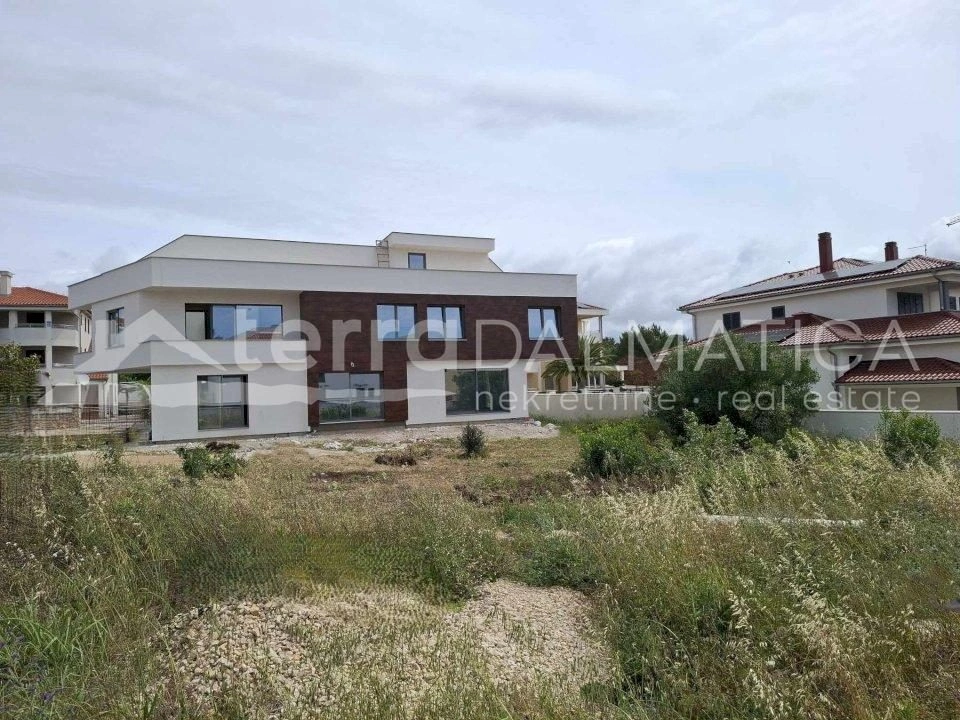 Wohnung mit zwei Terrassen in einem ruhigen Teil von Biograd na Moru