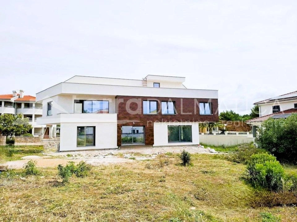 Wohnung mit zwei Terrassen in einem ruhigen Teil von Biograd na Moru