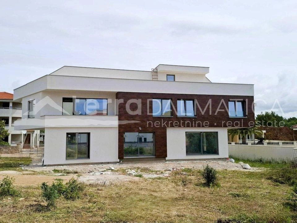 Biograd na moru, Doppelhaushälfte mit Dachterrasse