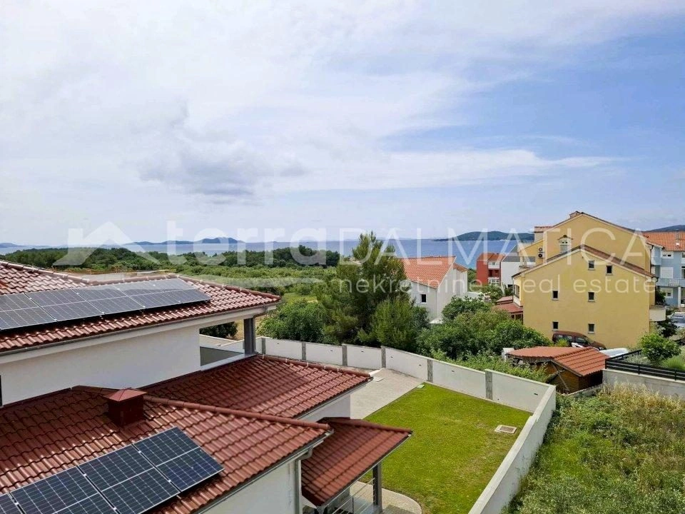 Biograd na moru, Doppelhaushälfte mit Dachterrasse