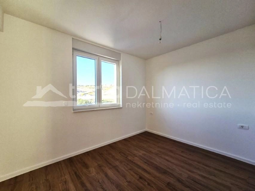 Brodarica, bezugsfertige Zwei-Zimmer-Wohnung im ersten Stock eines Neubaus