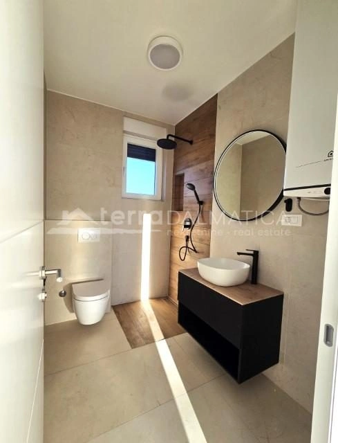 Brodarica, bezugsfertige Zwei-Zimmer-Wohnung im ersten Stock eines Neubaus