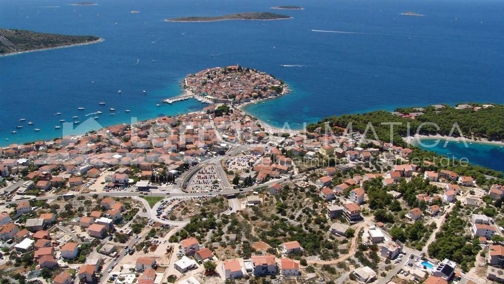 Primošten, moderne Wohnung in einem Neubau mit Swimmingpool und Meerblick