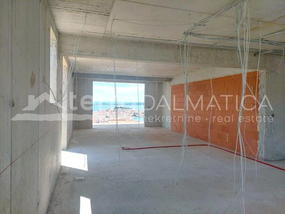 Primošten, moderne Wohnung in einem Neubau mit Swimmingpool und Meerblick