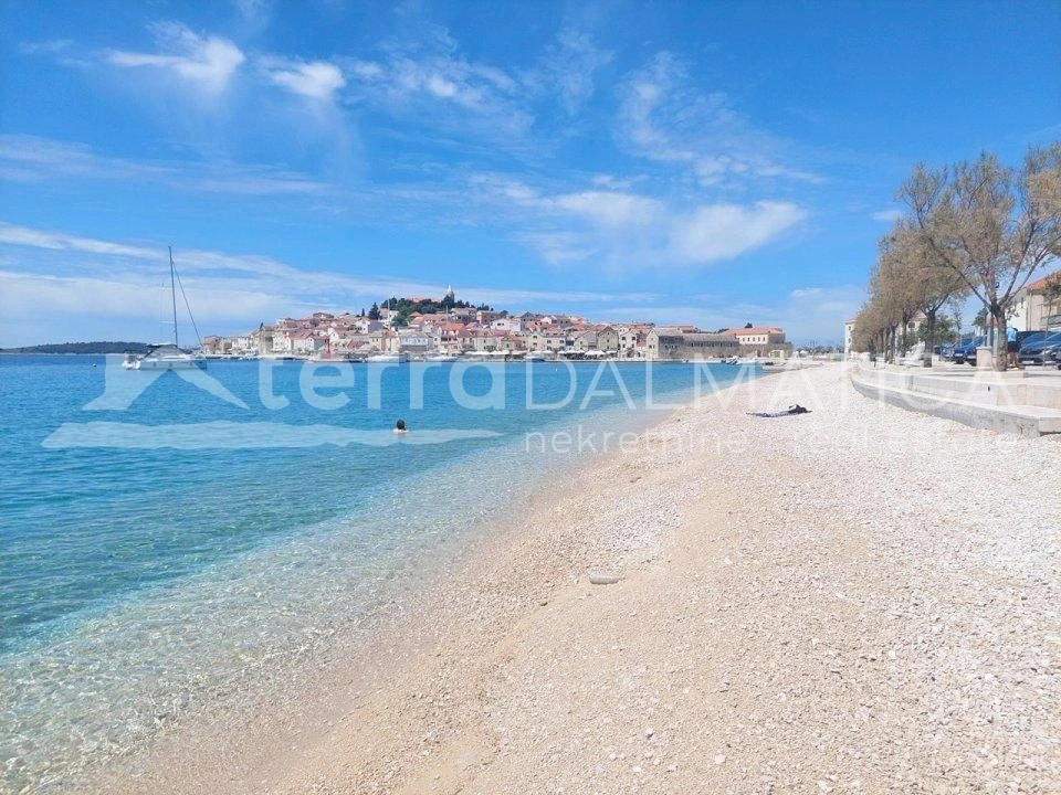 Primošten, moderne Wohnung in einem Neubau mit Swimmingpool und Meerblick