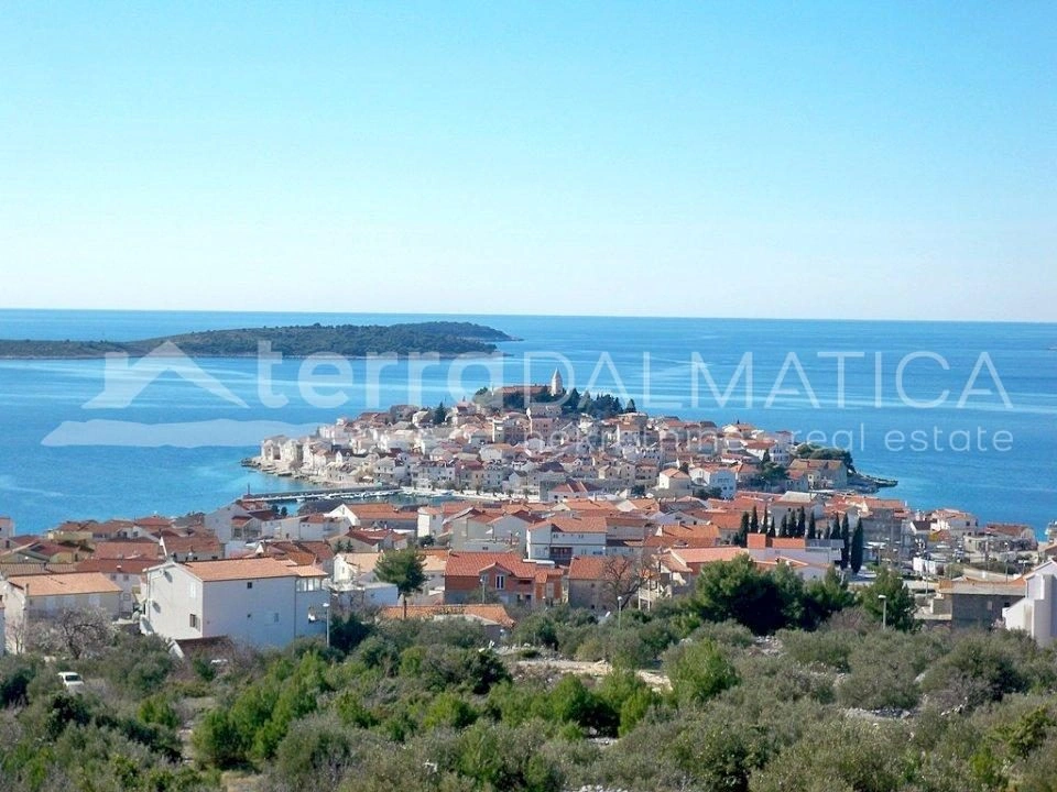 Primošten, neue Zwei-Zimmer-Wohnung mit Pool und Meerblick