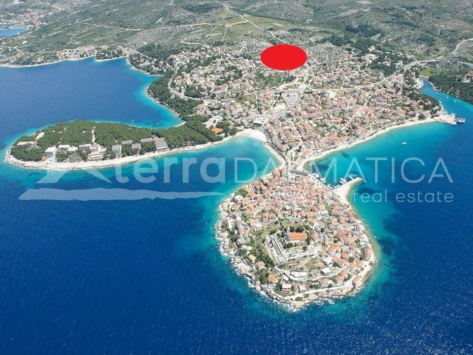 Primošten, neue Zwei-Zimmer-Wohnung mit Pool und Meerblick