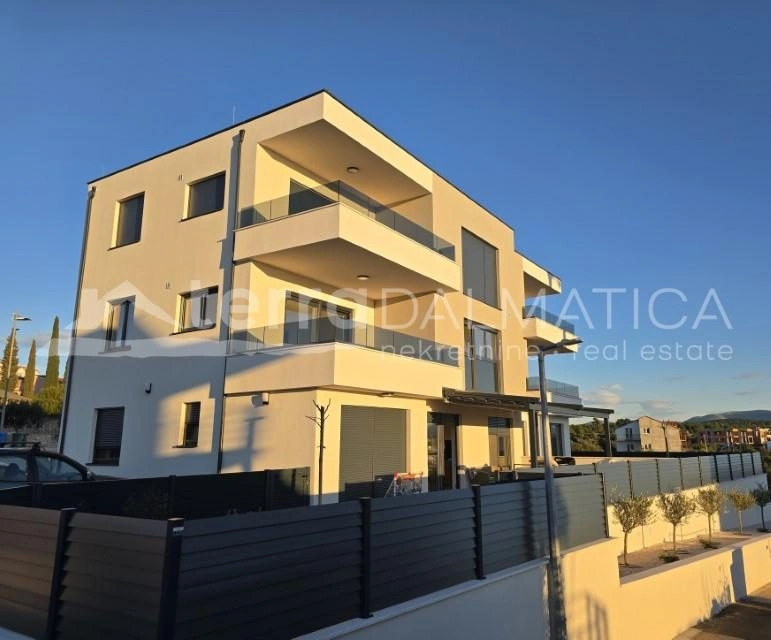 Moderne Drei-Zimmer-Wohnung in Brodarica