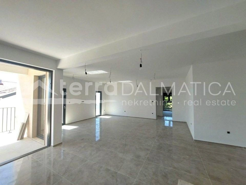 Rogoznica, Neubau, Erdgeschosswohnung mit Garten und Pool in Meeresnähe