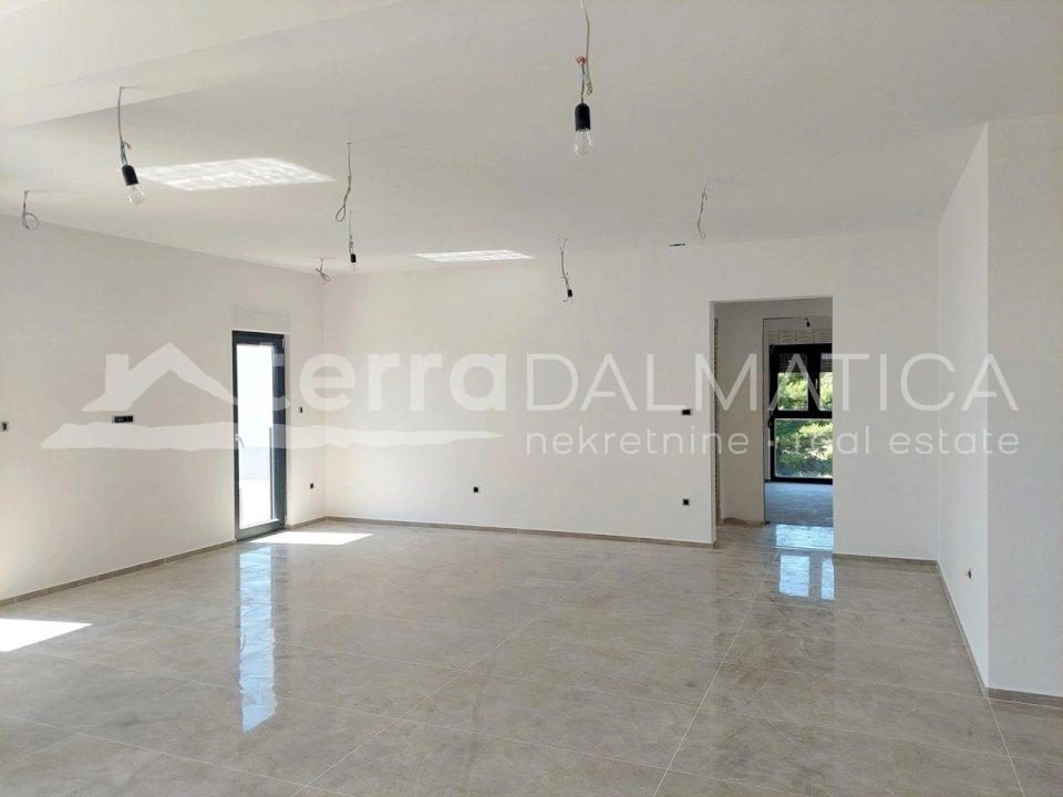 Rogoznica, Neubau, Erdgeschosswohnung mit Garten und Pool in Meeresnähe