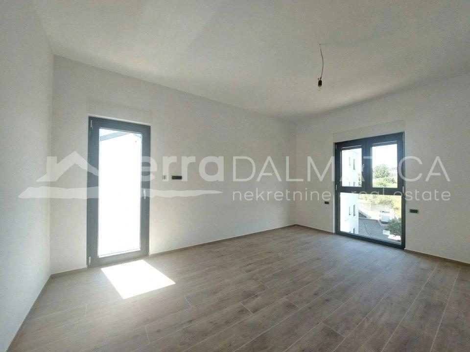 Rogoznica, Neubau, Erdgeschosswohnung mit Garten und Pool in Meeresnähe