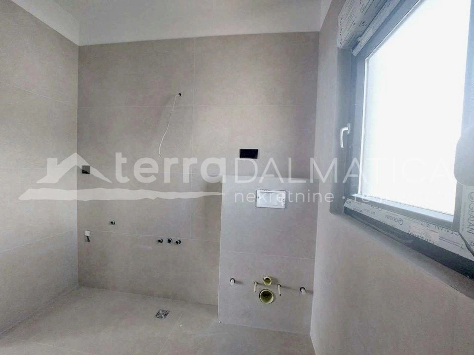 Rogoznica, Neubau, Erdgeschosswohnung mit Garten und Pool in Meeresnähe