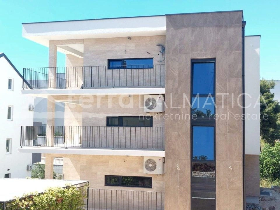 Rogoznica, Neubau, Erdgeschosswohnung mit Garten und Pool in Meeresnähe