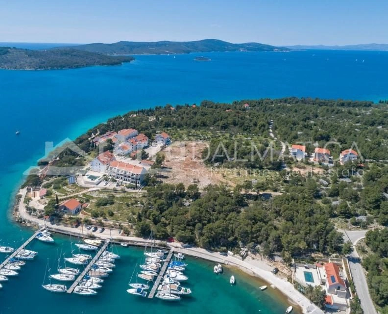 Zemljišče prva vrsta do morja v mirnem zalivu blizu Milne na otoku Braču